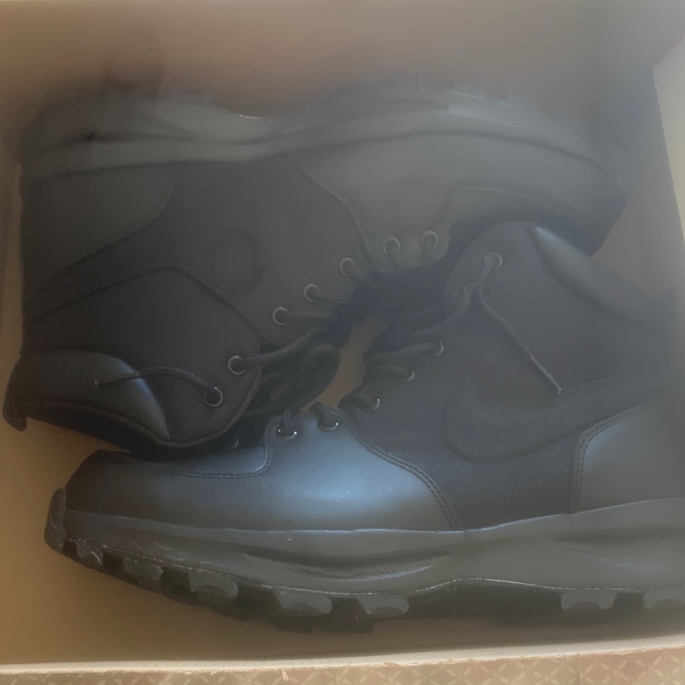 Nike Manoa